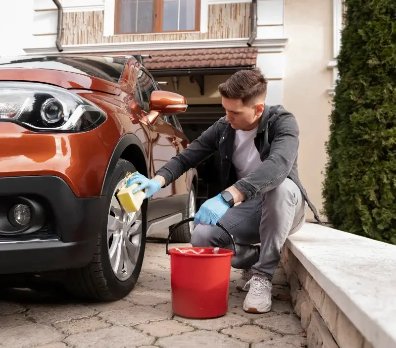 Lavage auto à domicile Gidy : professionnel intervenant sur un véhicule